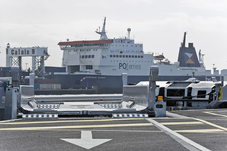 Le terminal de l’autoroute ferroviaire situé dans le port de Calais offre la possibilité de relier le réseau ferré au réseau maritime pour obtenir un service global à destination du Royaume-Uni.