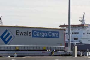 Chargement horizontal - Calais - VIIA Britanica - semi-remorque EWALS