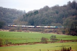 Train autoroute ferroviaire - campagne