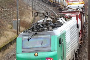 Train autoroute ferroviaire mixte