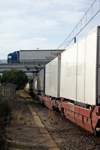 Train autoroute ferroviaire - route