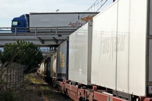 Train autoroute ferroviaire - route