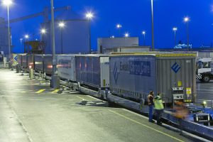 Train chargé - Calais - autoroute ferroviaire VIIA Britanica - Nuit